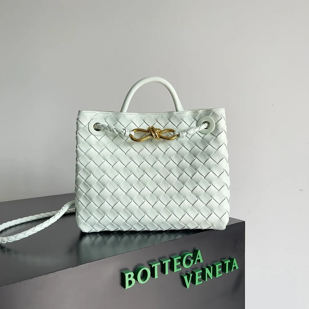 The 2023 new Andiamo batch of 1860 BV has been shipped‼ ️Really popular🔥The new Andiamo woven handbag launched by Bottega Veneta this season is really popular all over the world! ! Celebrities at home and abroad have worn it, and Oscar-winning actress Michelle Yeoh has taken it out on the street. Song Jia, Trai Yara, Yu Feihong, Sanji Ayaka, Rosie Hunting-Whiteley, Yoshioka Riho, etc. have all picked up this bag. It is classic and versatile, showing off its temperament, and the bag capacity is also large, which is very convenient for daily commuting! ! A variety of carrying methods, the shoulder straps can be adjusted by yourself, the original lambskin feels soft and delicate, and the neutral style is made to break gender boundaries and bring a more practical and longer-lasting use experience. Andiamo, which has both elegant and casual styles, perfectly interprets the true appearance of "fashionable old money style". Style number: 743568 Size: 25*22*10.5cm